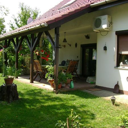 Kakukk Vendeghaz Hotel Gardony Exterior photo